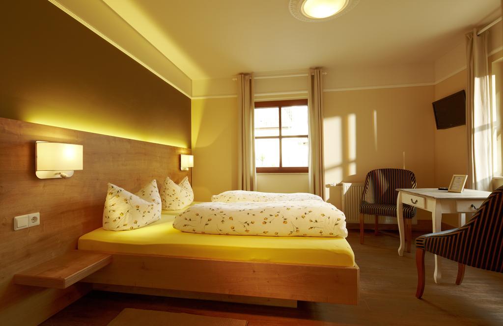 Sankt Annagut Hotel Burrweiler Buitenkant foto